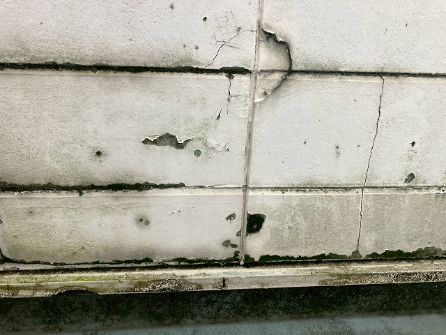 何かがぶつかったようにへこんだサイディング